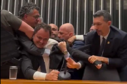 Confusão na Câmara. Foto: Pedro Pôncio @pedroponciobr/X/Reprodução<!-- NICAID(16183691) -->