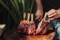 Com o objetivo de proporcionar a verdadeira experiência de parrilla em eventos particulares e corporativos, após cinco anos de operação e consolidação de marca, veio o Espaço Dame Dos, que completa um ano no próximo dia 27 de março. Localizado próximo ao Shopping Iguatemi, na Rua Comendador Creidy, nº 120, funciona de quinta a domingo mediante reserva e nos demais dias atende grupos fechados. Gonçalo Cirne Lima, André Lubisco e João Rios são os empresários que conduzem o assado portenho.<!-- NICAID(15051572) -->