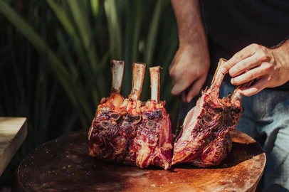 Com o objetivo de proporcionar a verdadeira experiência de parrilla em eventos particulares e corporativos, após cinco anos de operação e consolidação de marca, veio o Espaço Dame Dos, que completa um ano no próximo dia 27 de março. Localizado próximo ao Shopping Iguatemi, na Rua Comendador Creidy, nº 120, funciona de quinta a domingo mediante reserva e nos demais dias atende grupos fechados. Gonçalo Cirne Lima, André Lubisco e João Rios são os empresários que conduzem o assado portenho.<!-- NICAID(15051572) -->