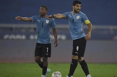 Uruguay's Luis Suarez (R) and Uruguay's Nicolas de la Cruz gesture during the Conmebol Copa America 2021 football tournament group phase match at the Nilton Santos Stadium in Rio de Janeiro, Brazil, on June 28, 2021. (Photo by MAURO PIMENTEL / AFP)Editoria: SPOLocal: Rio de JaneiroIndexador: MAURO PIMENTELSecao: soccerFonte: AFPFotógrafo: STF<!-- NICAID(15806892) -->
