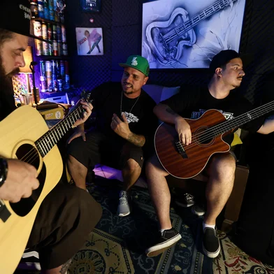 PORTO ALEGRE, RS, BRASIL, 22-12-2025: A REALIDADE DAS BANDAS TRIBUTO EM PORTO ALEGRE. A reportagem acompanhou o ensaio da Visionários, que homenageia o Charlie Brown Jr. Na foto, Victor Calderon (E), Felipe Roth (C) e Leonardo Cassiano (D). Foto: Bruno Todeschini/Agência RBS<!-- NICAID(16192338) -->