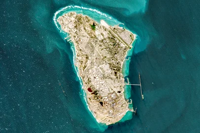This handout image taken by the European Space Agency (ESA) captured by the Copernicus Sentinel-2 satellite shows a view of Iran's Kharg Island, which hosts the countrys main crude export terminal and is responsible for the overwhelming majority of its oil shipments to the world, about 30 kilometres south of the mainland in the north of the Gulf, on March 2, 2026. The US and Israel have previously treaded carefully around the island in the conflict, but an Axios report over the weekend cited Trump administration officials saying capturing Kharg was on the table. The island handles roughly 90 percent of Iran's crude exports, according to a JP Morgan note released on March 8. (Photo by EUROPEAN SPACE AGENCY / AFP) / RESTRICTED TO EDITORIAL USE - MANDATORY CREDIT "AFP PHOTO / ESA" - HANDOUT - NO MARKETING NO ADVERTISING CAMPAIGNS - DISTRIBUTED AS A SERVICE TO CLIENTSEditoria: FINLocal: Kharg IslandIndexador: -Secao: energy and resourceFonte: EUROPEAN SPACE AGENCYFotógrafo: Handout<!-- NICAID(16245180) -->
