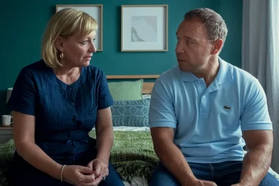 Dirigida por Philip Barantini (Boiling Point), a minissérie acompanha a difícil jornada de Eddie (Stephen Graham), pai de Jamie, que tenta processar a acusação contra o filho enquanto a psicóloga Briony Ariston (Erin Doherty) busca compreender sua mente. Paralelamente, o inspetor Luke Bascombe (Ashley Walters) lidera uma investigação minuciosa para descobrir o que realmente aconteceu. A narrativa se desenrola em tempo real, mantendo o público imerso na busca por respostas sobre o crime e seus desdobramentos.  <!-- NICAID(15995416) -->