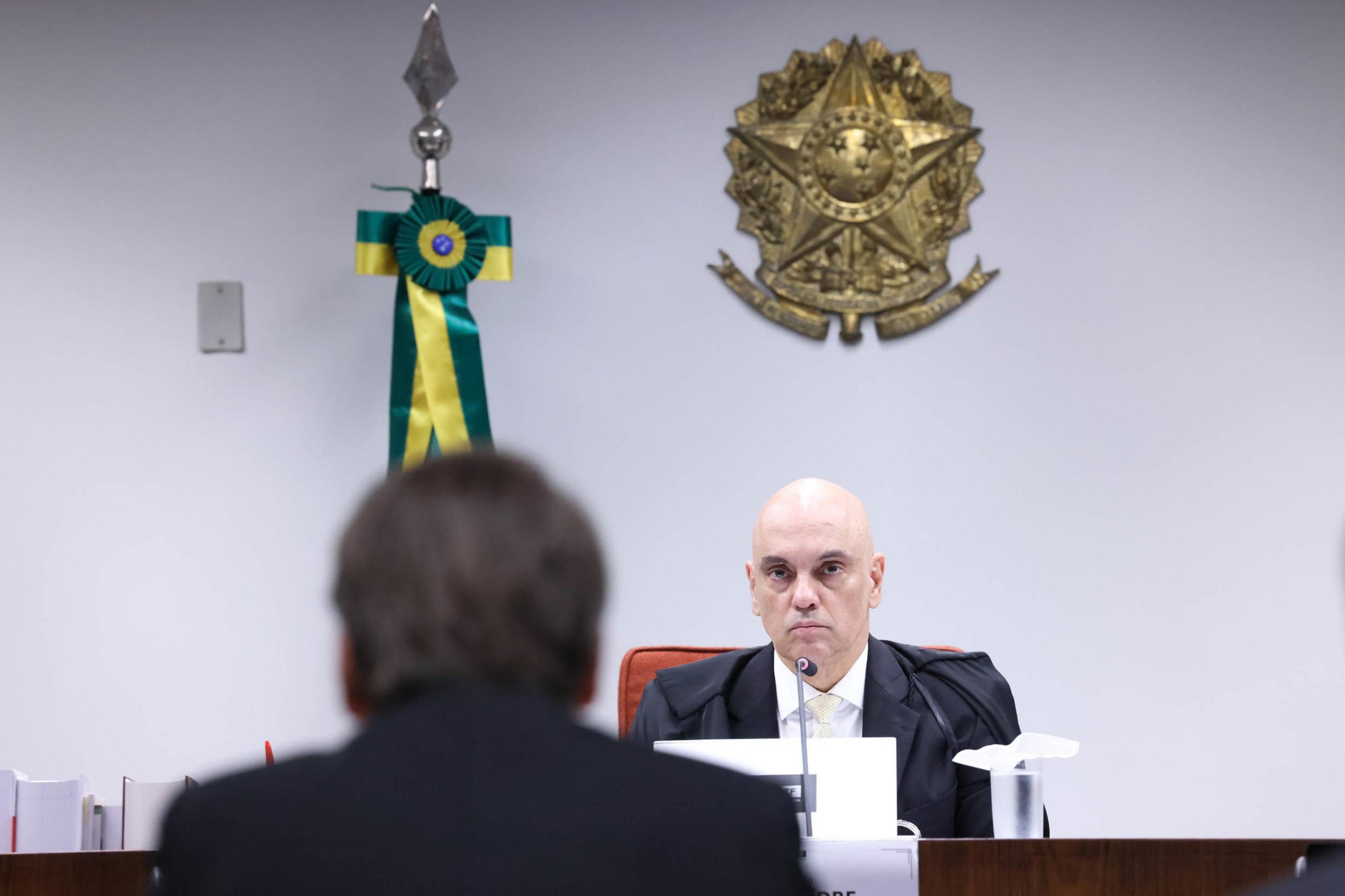 Alexandre de Moraes deveria autorizar pris&atilde;o domiciliar de Bolsonaro