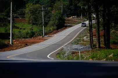 25/08/2023 - Santa Maria do Herval, RS, Brasil - ESTRADAS / RODOVIAS / ERS 373 - Trecho da ERS 373 que deve ligar santa Maria do Herval a Gramado está em obras e teve conclusão adiada. FOTO: Jonathan Heckler, Agência RBS<!-- NICAID(15520745) -->