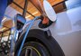 Após quase dobrar em 2024, venda de veículos elétricos enfrenta desafios no Brasil com juro alto e dúvidas sobre efeito Trump