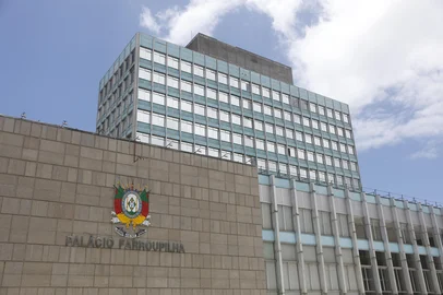 Porto Alegre, RS, Brasil, 17-12-2024: Manifestantes protestam do lado de fora da Assembleia Legislativa do RS contra projetos em votação. Foto: Mateus Bruxel / Agência RBS<!-- NICAID(15937198) -->