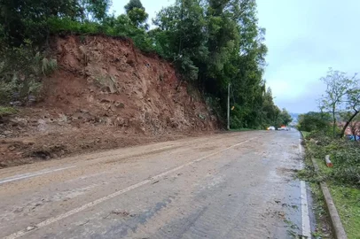 Após deslizamento de barreira, trânsito na Perimetral Norte, em Caxias, é liberado<!-- NICAID(15567665) -->