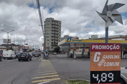 Levantamento do preço da gasolina feito em Caxias do Sul na manhã de 9 de novembro.O litro da gasolina comum mais barato encontrado era vendido a R$ 4,84. O preço mais alto encontrado para pagamento à vista foi de R$ 4,99.<!-- NICAID(15259782) -->