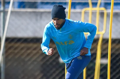 RS - FUTEBOL/ TREINO GREMIO 2025 - ESPORTES - Jogadores do Gremio realizam treino tÃ©cnico durante a manha desta segunda-feira, no CT Luiz Carvalho, na preparaÃ§Ã£o para a partida valida pelo Campeonato Brasileiro 2025. Na foto, Alex Santana. FOTO: LUCAS UEBEL/GREMIO FBPA<!-- NICAID(16076085) -->