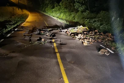 A prefeitura de Boa Vista do Sul decretou situação de emergência nesta quinta-feira (27). O anúncio, publicado nas redes sociais, alega que a cidade sofreu uma série de danos causado pelo temporal que atingiu parte da Serra na noite da quarta-feira (26).<!-- NICAID(15985273) -->