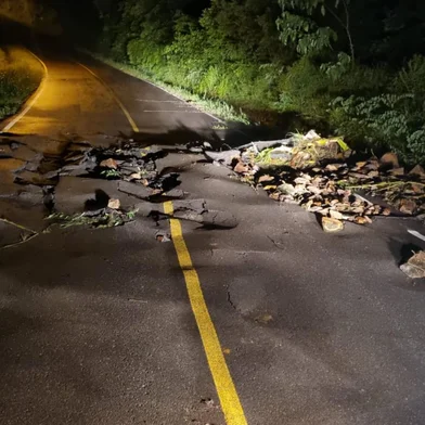 A prefeitura de Boa Vista do Sul decretou situação de emergência nesta quinta-feira (27). O anúncio, publicado nas redes sociais, alega que a cidade sofreu uma série de danos causado pelo temporal que atingiu parte da Serra na noite da quarta-feira (26).<!-- NICAID(15985273) -->