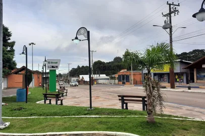 Com 4,7°C, São José dos Ausentes registra menor temperatura de 2022 na Serra A frente fria que chegou ao RS derrubou as temperaturas e fez com que os moradores da Serra tirassem os casacos do armário para encarar a manhã desta quinta-feira (31). No último dia de março, a menor temperatura do ano na Serra foi registrada em São José dos Ausentes. Pelos dados da estação automática do Instituto Nacional de Meteorologia (Inmet), a cidade dos Campos de Cima da Serra registrou 4,7°C entre 4h e 5h. Antes disso, a cidade havia registrado 8,3°C em 20 de março. <!-- NICAID(15055986) -->
