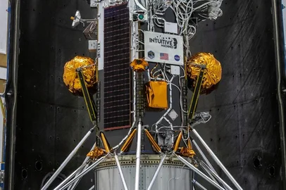 This handout picture obtained by Nasa on February 7, 2024 shows the Nova-C lunar lander encapsulated within the fairing of a SpaceX Falcon 9 rocket in preparation for launch, as part of NASAs CLPS (Commercial Lunar Payload Services) initiative and Artemis campaign, at the Kennedy Space Center, in Florida. US companies are set to launch for the Moon on February 14, less than a month since a similar mission ended in failure with the spaceship burning up in the Earth's atmosphere, NASA said on February 7, 2024. The upcoming attempt features a lander built by Houston-based Intuitive Machines fixed to the top of a SpaceX rocket, while the last involved a United Launch Alliance rocket and Astrobotics lander. But the stakes remain just as high: achieving America's first soft touchdown on the lunar surface since the end of the Apollo-era five decades ago, and the first ever by private industry. (Photo by Handout / NASA / AFP) / RESTRICTED TO EDITORIAL USE - MANDATORY CREDIT "AFP PHOTO / Nasa " - NO MARKETING - NO ADVERTISING CAMPAIGNS - DISTRIBUTED AS A SERVICE TO CLIENTSEditoria: SCILocal: Kennedy Space CenterIndexador: HANDOUTSecao: space programmeFonte: NASAFotógrafo: Handout<!-- NICAID(15673177) -->
