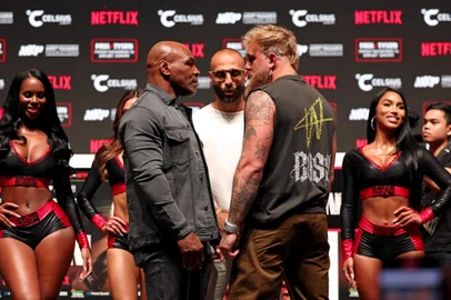 Press Conference For LIVE On Netflix: Jake Paul Vs. Mike TysonDALLAS, TEXAS - NOVEMBER 13: (L-R) Mike Tyson, Nakisa Bidarian, and Jake Paul attend the press conference for LIVE on Netflix: Jake Paul vs. Mike Tyson at the Toyota Music Factory on November 13, 2024 in Dallas, Texas.   Brett Carlsen/Getty Images for Netflix © 2024/AFP (Photo by Brett Carlsen / GETTY IMAGES NORTH AMERICA / Getty Images via AFP)Editoria: ACELocal: DallasIndexador: BRETT CARLSENSecao: boxingFonte: GETTY IMAGES NORTH AMERICAFotógrafo: CONTRIBUTOR<!-- NICAID(15913693) -->