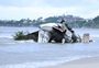 Avião cai em Ubatuba, no litoral de SP, e explode na praia; piloto morreu