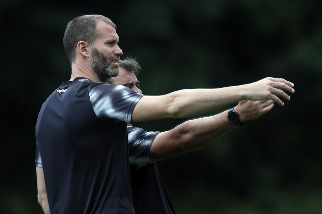 Torcedores do Botafogo protestam antes de jogo contra o Grêmio: Brasileiro virou obrigação 
