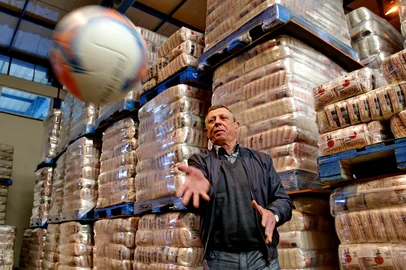 SÃO BORJA-RS- BRASIL 20/07/2016-  Investidor Celso Paulino Rigo, 65 anos, empresário do setor arrozeiro,  natural de Porto Lucena e radicado em São Borja. A sua empresa, a Pirahy Alimentos, que comercializa o arroz Prato Fino, com foco em vendas para São Paulo, Rio de Janeiro e Minas Gerais. Rigo investe em jogadores que interessam ao Grêmio, ele trouxe jogadores como, Zé  Alcino, Juliano e Bolaños.  Celso Rigo na Unidade 2 da Pirahy Alimentos.   FOTO FERNANDO GOMES/ZERO HORA.<!-- NICAID(12341938) -->