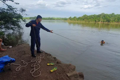 Uma equipe de mergulho de Porto Alegre deve chegar nesta segunda-feira (1°) a Ibirapuitã para reforçar as buscas a Antônio Altair Renner, 40 anos.<!-- NICAID(15638343) -->