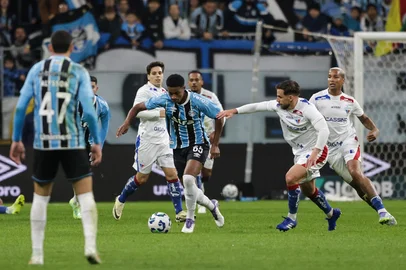 PORTO ALEGRE, RS, BRASIL, 29-07-2025: Grêmio x Fortaleza em partida atrasada válida pela 14ª rodada do Campeonato Brasileiro. O tricolor de Mano Menezes busca uma vitória após uma série de resultados negativos no Brasileirão. Foto: Renan Mattos / Agência RBS<!-- NICAID(16090387) -->
