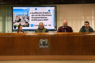 Renata Oliveira Silva / Grupo RBS "A cidade não aguenta pagar tudo”. Assim destacou o secretário de Gestão e Finanças e Receita Municipal de Caxias do Sul, Micael Meurer, sobre a necessidade de contenção de gastos e a redução do déficit previsto de R$ 309 milhões para 2027. A declaração foi dada na tarde desta terça-feira (15), durante audiência pública sobre o projeto de Lei das Diretrizes Orçamentárias (LDO) na Câmara de Vereadores. <!-- NICAID(16366434) -->