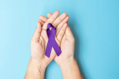 Fita roxa- Câncer pancreático, Alzheimer mundial, epilepsia, lúpus e dia da violência doméstica. Foto:  Jo Panuwat D / stock.adobe.comFonte: 377717325<!-- NICAID(15343035) -->