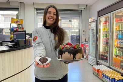 Como produtores e confeitarias de Caxias do Sul estão lidando com a alta demanda por morangos. Na imagem, Maria Eduarda Fogazzi, subgerente da Pão Quente da Rua Sinimbu.<!-- NICAID(16091554) -->