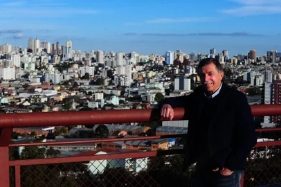CAXIAS DO SUL, RS, BRASIL, 27/08/2021. Prefeito Adiló Didomenico posa para o Pioneiro no mirante da Festa da Uva. (Porthus Junior/Agência RBS)<!-- NICAID(14874602) -->