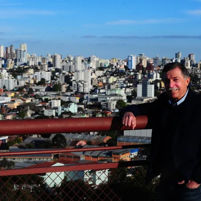 CAXIAS DO SUL, RS, BRASIL, 27/08/2021. Prefeito Adiló Didomenico posa para o Pioneiro no mirante da Festa da Uva. (Porthus Junior/Agência RBS)<!-- NICAID(14874602) -->