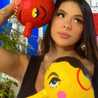 A artista visual radicada em Caxias do Sul marina Luísa Almeida inaugura nesta quarta-feira sua nova exposição individual, "Narrativas Fantásticas", no Espaço Ponto Coletivo (Rua Andrade Neves, 573). A abertura será às 19h, com visita guiada pela artista.<!-- NICAID(15993455) -->