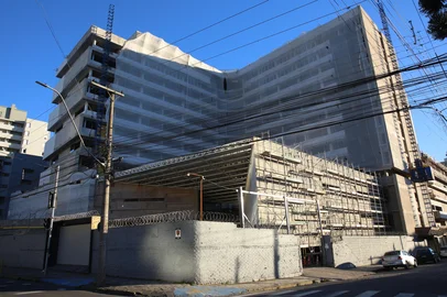 CAXIAS DO SUL, RS, BRASIL, 13/06/2025. Prédio em construção na Visconde de Pelotas esquina com a rua José Jaconi (perto do INSS). Futuras instalações do Blanc Hospital. (Porthus Junior/Agência RBS)<!-- NICAID(16059630) -->