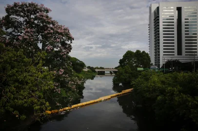 PORTO ALEGRE, RS, BRASIL, 26-03-2021: Ecobarreira para coleta de resíduos instalada no Arroio Dilúvio. Estrutura completa cinco anos em 28 de março. (Foto: Mateus Bruxel / Agência RBS)Indexador: Mateus Bruxel<!-- NICAID(14743665) -->