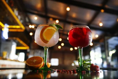 PORTO ALEGRE, RS, BRASIL, 07-05-2021: Receitas de drinks com a bartender Bianca Lima, do Wills Bar, para o caderno Destemperados. Drinks feitos: Gin tonica, Negroni, Moscow Mule, drink com café, e vencedor do concurso (FOTO FÉLIX ZUCCO/AGÊNCIA RBS, Caderno Destemperados).<!-- NICAID(14778894) -->