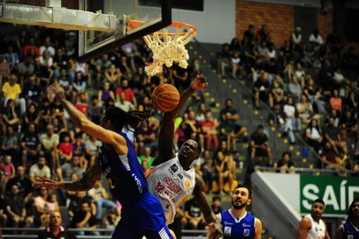CAXIAS DO SUL, RS, BRASIL, 10/02/2023. Caxias do Sul Basquete x Minas,  jogo válido pela 24ª rodada do Novo Basquete Brasil - NBB 2022/2023 - e realizado no ginásio do Sesi. (Porthus Junior/Agência RBS)<!-- NICAID(15346726) -->