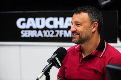 CAXIAS DO SUL, RS, BRASIL, 20/10/2022. João Corrêa, gerente de futebol da SER Caxias, participa do programa Show dos Esportes no estúdio da Rádio Gaúcha Serra. (Porthus Junior/Agência RBS)<!-- NICAID(15245682) -->