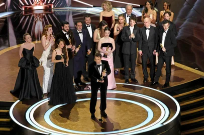 97th Annual Oscars - ShowHOLLYWOOD, CALIFORNIA - MARCH 02: Cast and crew including Darya Ekamasova, Lindsey Normington, Vache Tovmasyan, Karren Karagulian, Alex Coco, Mikey Madison, Mark Eydelshteyn, Samantha Quan, Luna Sofía Miranda, Sean Baker, Drew Daniels and Yura Borisov accept the Best Picture award for "Anora" onstage during the 97th Annual Oscars at Dolby Theatre on March 02, 2025 in Hollywood, California.   Kevin Winter/Getty Images/AFP (Photo by KEVIN WINTER / GETTY IMAGES NORTH AMERICA / Getty Images via AFP)Editoria: ACELocal: HollywoodIndexador: KEVIN WINTERSecao: celebrityFonte: GETTY IMAGES NORTH AMERICAFotógrafo: CONTRIBUTOR<!-- NICAID(15987668) -->