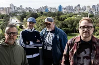 PORTO ALEGRE, RS, BRASIL, 04-10-2026: Banda gaúcha Nenhum de Nós comemora 40 anos de carreira. Os integrantes Thedy Corrêa, Sady Homrich, Carlos Stein e Veco Marques contam momentos marcantes da banda e relembram momentos com João Vicenti, gaiteira da banda que morreu em 2024. Fotos: Duda Fortes/Grupo RBS<!-- NICAID(16379811) -->