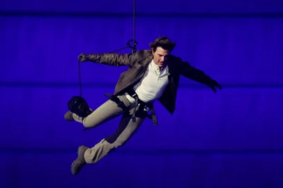 US' actor Tom Cruise jumps from the roof of the Stade de France during the closing ceremony of the Paris 2024 Olympic Games at the Stade de France, in Saint-Denis, in the outskirts of Paris, on August 11, 2024. (Photo by Phil Noble / POOL / AFP)Editoria: SPOLocal: Saint-DenisIndexador: PHIL NOBLESecao: sports eventFonte: POOLFotógrafo: STR<!-- NICAID(15838029) -->