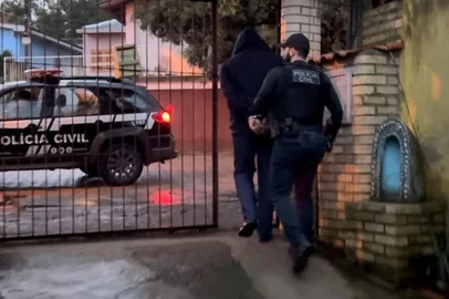 Uma mulher foi condenada a 23 anos e 11 meses de prisão pelos crimes de furto e estelionato praticados contra uma idosa de 69 anos na cidade de Viamão. A ré é cuidadora de idosos e era contratada para cuidar da vítima em domicílio. A sentença condenatória foi proferida nesta segunda-feira (20)A denúncia feita pelo Ministério Público (MP) aponta que a idosa apresentava problemas cognitivos e morava sozinha, facilitando a ação da criminosa. De acordo com o MP, a ré fez uma série de transações bancárias ilícitas no nome da vítima, incluindo um pedido de empréstimo consignado no valor de R$ 189 mil. <!-- NICAID(15958219) -->