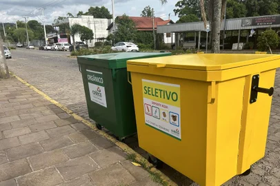 Com o objetivo de reduzir os descartes irregulares em Fazenda Souza, distrito de Caxias do Sul, foram instalados pela Codeca quatro pares de contêineres de lixo, sendo dois de metal. A instalação ocorreu nesta quinta-feira (11), na Av. Dante Marcuccie, e faz parte de um projeto-piloto com duração de três meses para combater atos de vandalismo. <!-- NICAID(15648579) -->