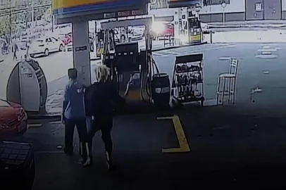 VÍDEO: homem é preso após agredir frentista com martelo em posto de combustíveis de Porto Alegre<!-- NICAID(15519745) -->