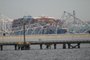 The steel frame of the Francis Scott Key Bridge sits on top of a container ship after it struck the bridge in Baltimore, Maryland, on March 26, 2024. The collapsed sent multiple vehicles and up to 20 people plunging into the harbor below. "Unfortunately, we understand that there were up to 20 individuals who may be in the Patapsco River right now as well as multiple vehicles," Kevin Cartwright of the Baltimore Fire Department told CNN. Ship monitoring website MarineTraffic showed a Singapore-flagged container ship called the Dali stopped under the bridge. (Photo by ROBERTO SCHMIDT / AFP)Editoria: DISLocal: BaltimoreIndexador: MANDEL NGANSecao: accident (general)Fonte: AFPFotógrafo: STF<!-- NICAID(15716292) -->