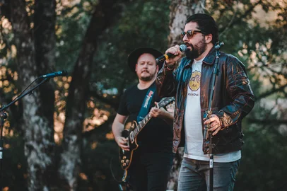 Os bento-gonçalvenses da banda Carne Crua sobem ao palco da Bier Haus, em Caxias do Sul, neste sábado (14) para um show Tributo ao Barão Vermelho, Cazuza e Frejat.<!-- NICAID(15319767) -->