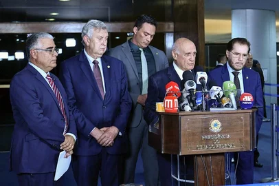 Senadores realizam entrevista coletiva para comunicar apresentação de pedido de impeachment do ministro do Supremo Tribunal Federal (STF), Luís Roberto Barroso, por vários motivos, entre eles infrações graves à lei orgânica da magistratura. Participam:senador Luis Carlos Heinze (PP-RS);senador Styvenson Valentim (Podemos-RN);senador Eduardo Girão (Podemos-CE);senador Plínio Valério (PSDB-AM);senador Lasier Martins (Podemos-RS). Foto: Waldemir Barreto/Agência Senado
