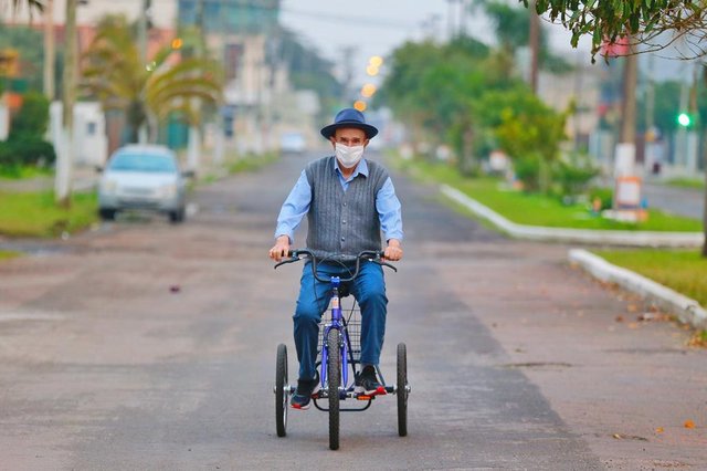 Tramandaí, RS, BRASIL, 20/08/2021 - Vicente Alminhana, morador de Tramandaí ganhou dos filhos uma bicicleta de 3 rodas. Ele não sabia pedalar e está aprendendo, aos 82 anos. Foto: Agencia RBS / Agencia RBS<!-- NICAID(14867337) -->