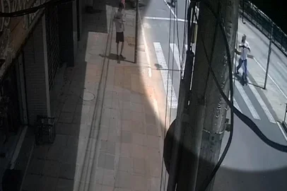 Acidente envolvendo moto e patinete elétrica na Avenida Protásio Alves, Porto Alegre, vitimou Vinicius de Andrade Cordeiro, 43.<!-- NICAID(15905551) -->
