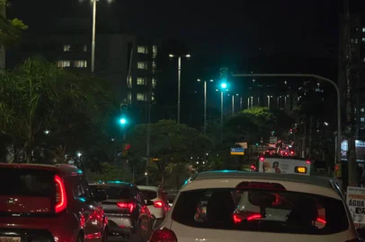 PORTO ALEGRE, RS, BRASIL - 26/05/2026 - A técnica em enfermagem Patrícia da Silveira trabalha no Hospital de Clínicas de Porto Alegre, mas mora em um bairro de Alvorada no limite com a Capital, em uma distância de pouco mais de 15 quilômetros entre um e outro local (Foto: Ian Tâmbara/Agencia RBS)<!-- NICAID(16293355) -->