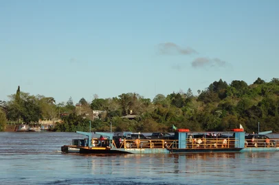 Balsa volta a funcionar no Rio Uruguai, em Porto Mauá<!-- NICAID(9804311) -->