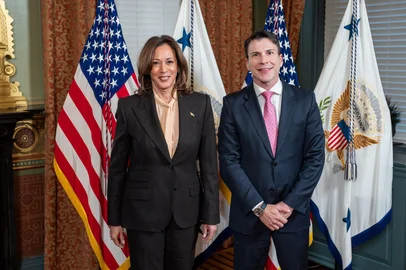 WASHINGTON DC, EUA: Fernando Brigido, gaúcho, e Kamala Harris na Casa Branca. - Foto: Arquivo Pessoal<!-- NICAID(16059334) -->