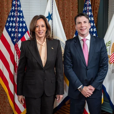 WASHINGTON DC, EUA: Fernando Brigido, gaúcho, e Kamala Harris na Casa Branca. - Foto: Arquivo Pessoal<!-- NICAID(16059334) -->